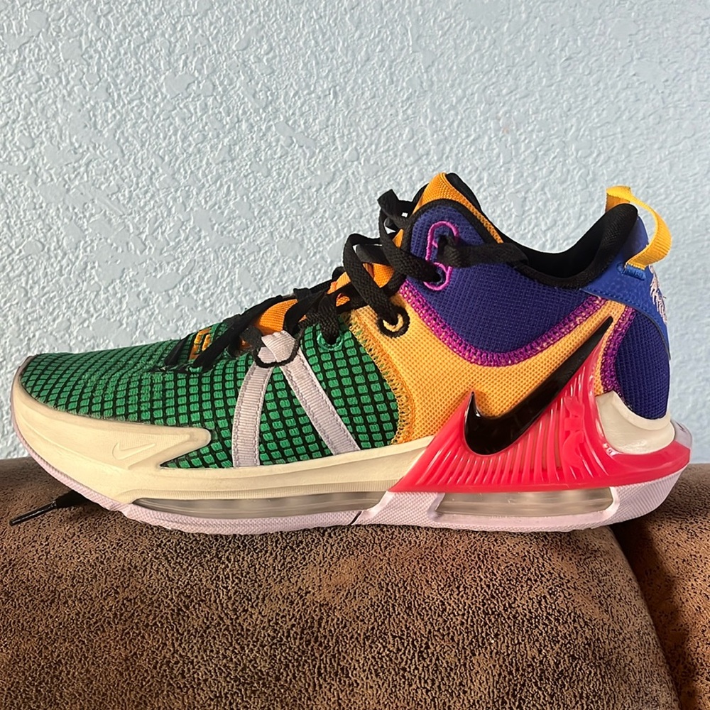 Nike Lebron Witness 7 Multicolor Basketballball Shoes 9.5
